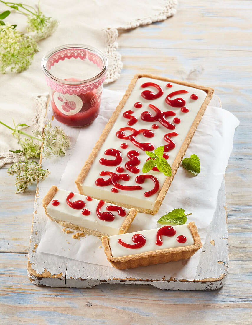 Cremiger Kuchen mit Beerenpüree