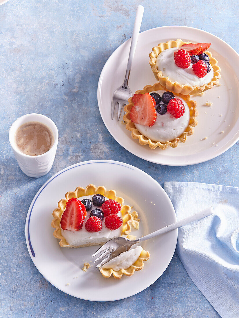 Sommertörtchen mit Beeren