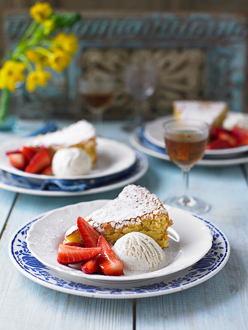 Tarta de Santiago (Mandelkuchen) mit Erdbeeren