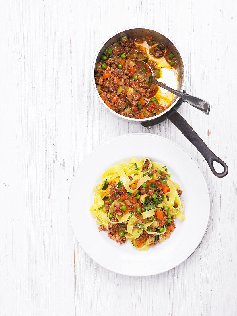 Light summer bolognese with little meat and lots of vegetables