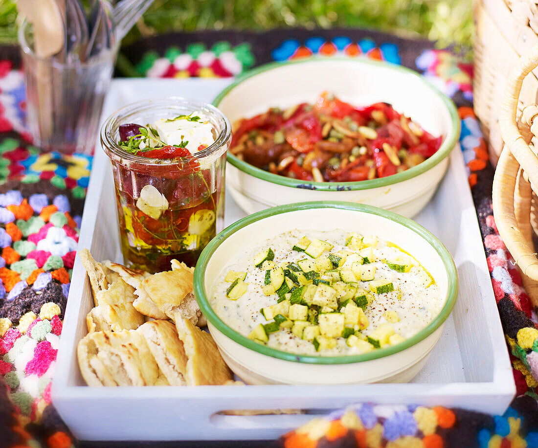 Marinierter Feta, Paprikasalat, minzige Bohnen und Zucchinidip mit Pitta-Chips fürs Picknick