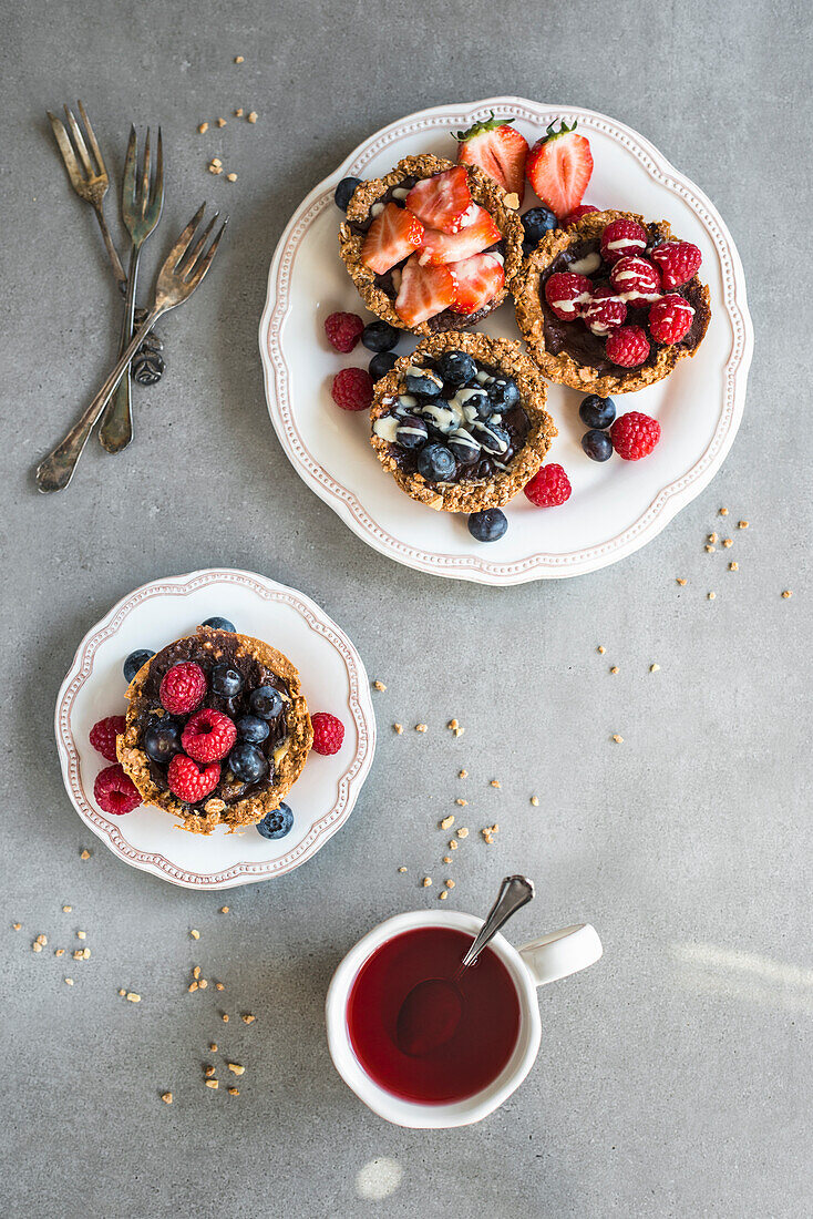 Granola-Törtchen mit Beeren