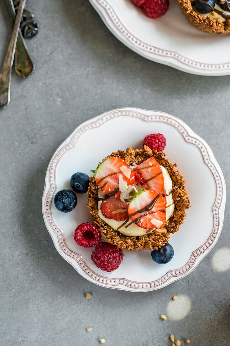 Granola-Törtchen mit Beeren