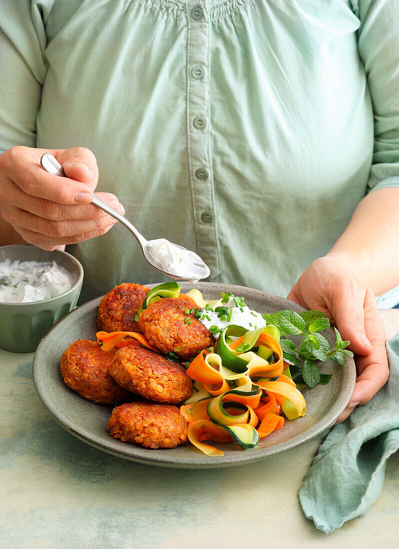 Linsen-Zucchini-Frikadellen mit Joghurt-Minz-Dip