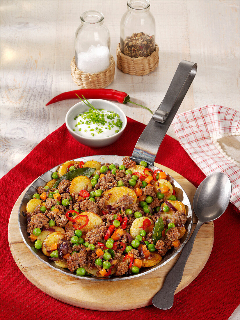 Minced potato pan with vegetables