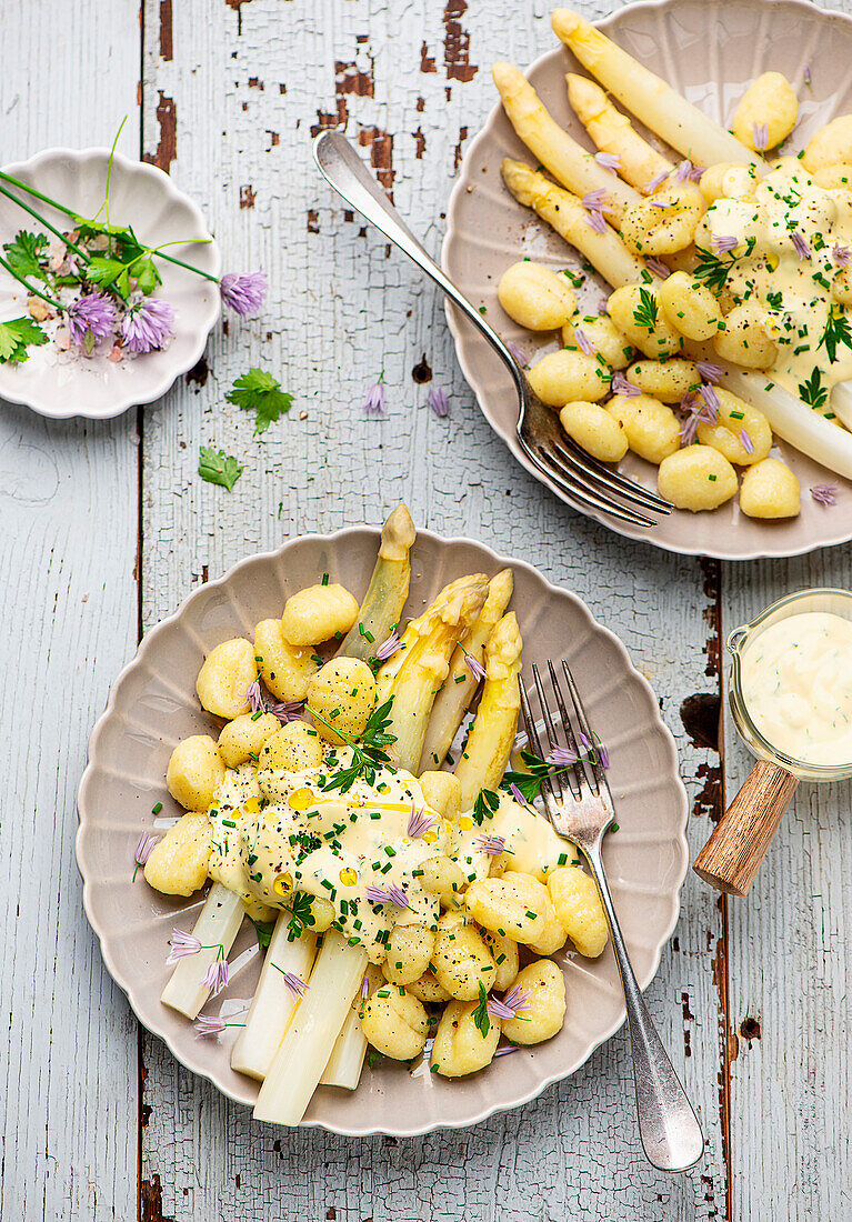 Weißer Spargel mit Sauce Hollandaise und Gnocchi