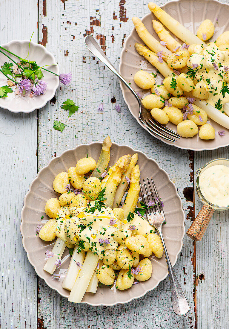 White asparagus with hollandaise sauce and gnocchi