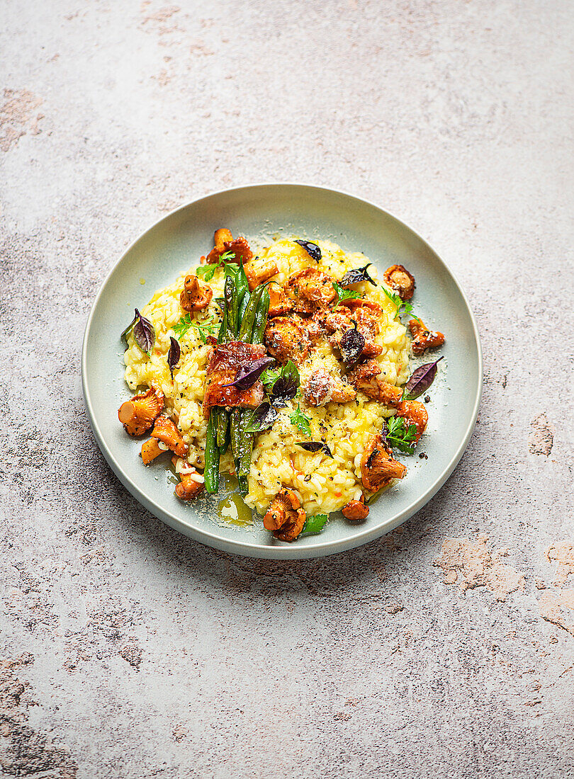 Risotto with chanterelle mushrooms and green bacon beans
