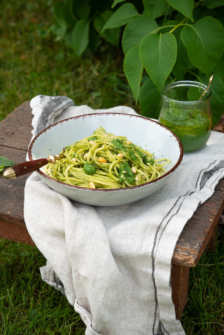 Spaghetti mit veganem Spinat-Pesto, Pinienkernen und Röstzwiebeln