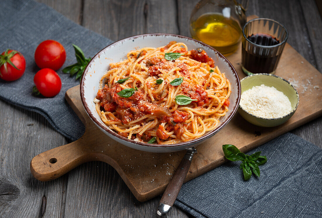 Spaghetti mit Tomatensoße und veganem Parmesan