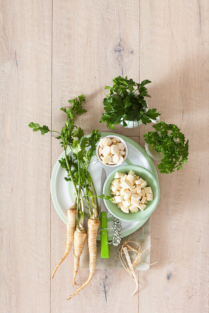 Flat and curly parsley, chopped parsley roots