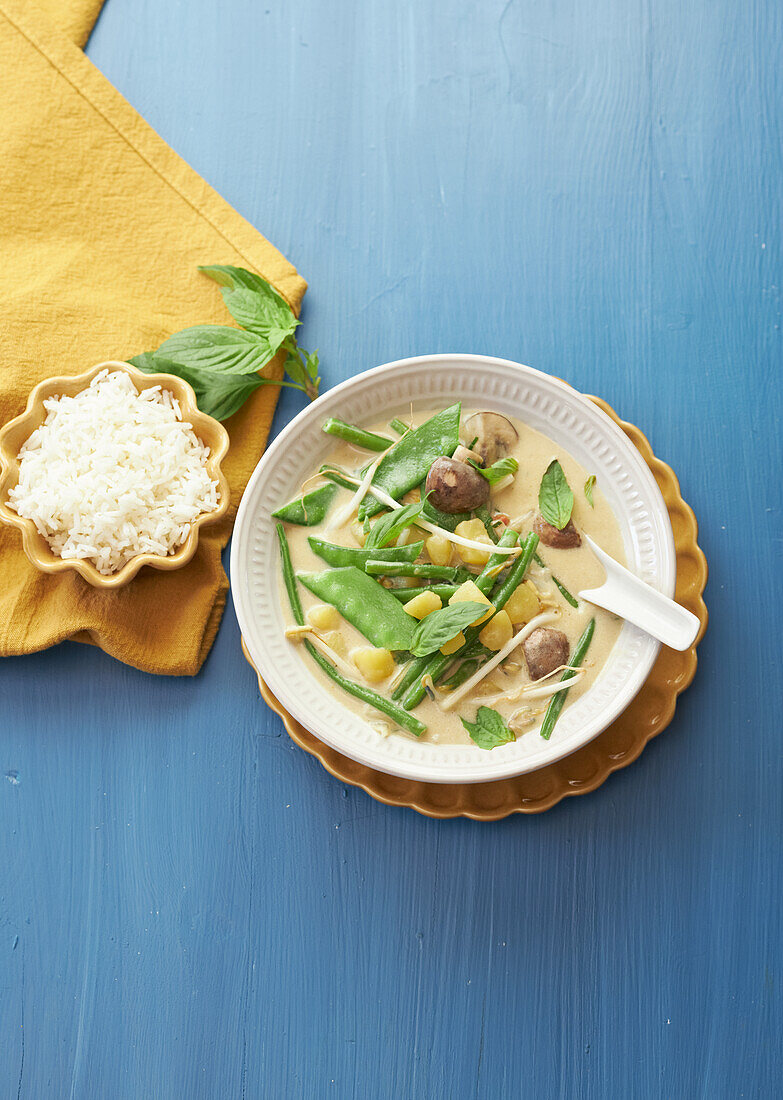 Green Thai curry with crunchy vegetables and potatoes