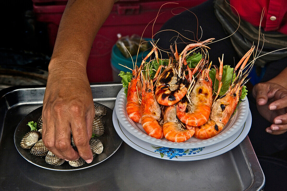 Garnelen und Muscheln auf einem asiatischen Markt