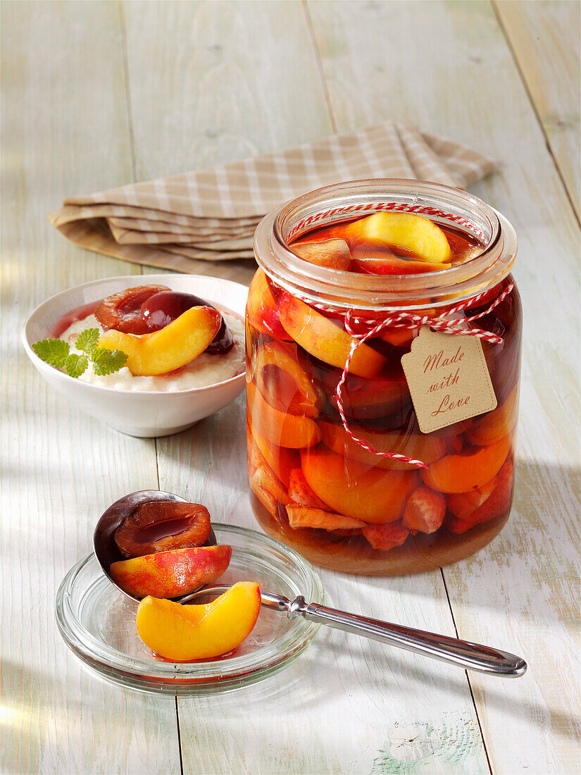 Rumtopf mit Aprikosen, Pfirsichen, Zwetschgen und Erdbeeren