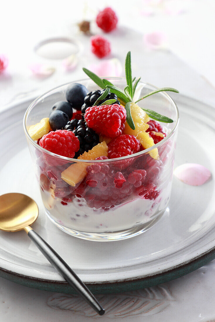 Frische Beeren auf Schlagsahne