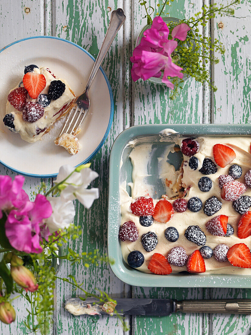 Summer cake with berries and vanilla cream