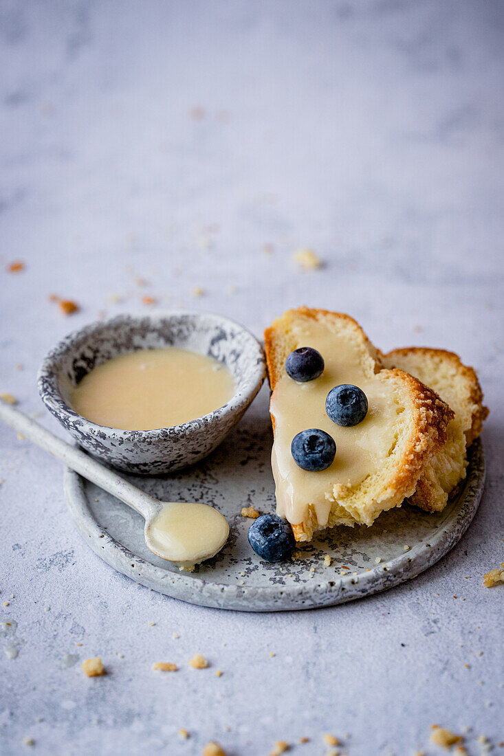 Hefezopf mit Honig und Blaubeeren