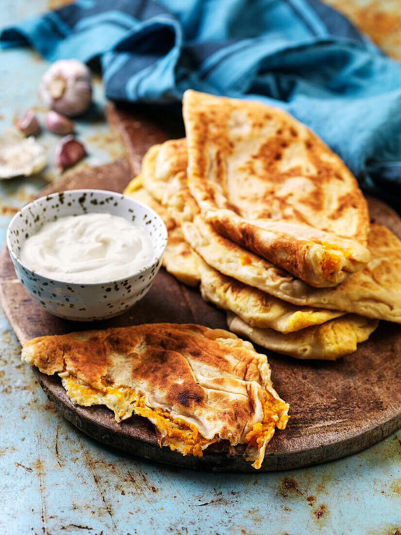 Stuffed bread with garlic dip (vegan)