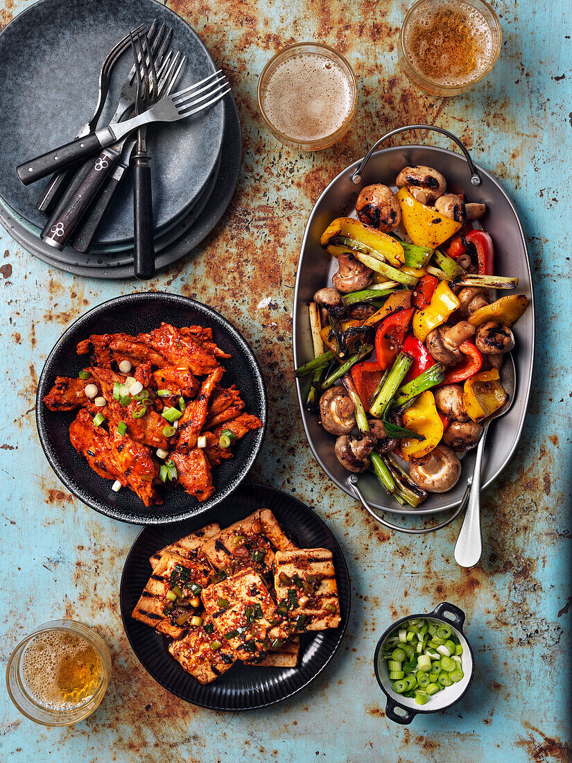 Veganes, koreanisches Barbecue mit Tofu, Fleischersatz und Gemüse