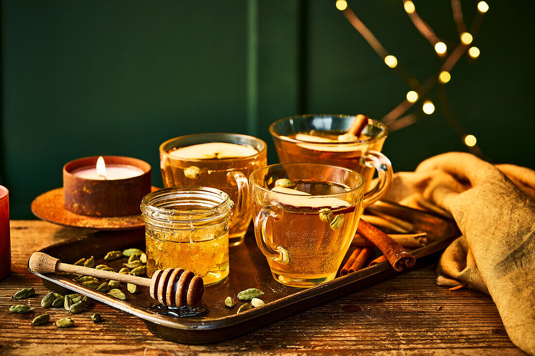 Weißer Glühwein mit Honig und Ingwer