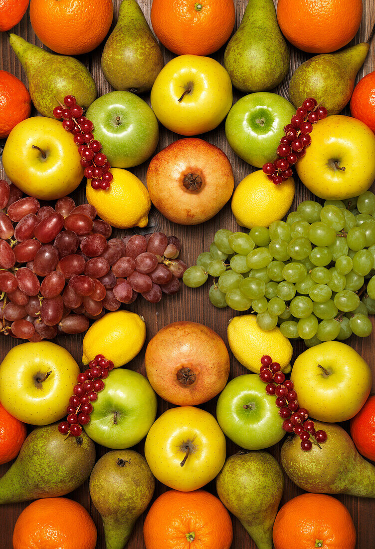 Bunte Früchte symmetrisch arrangiert