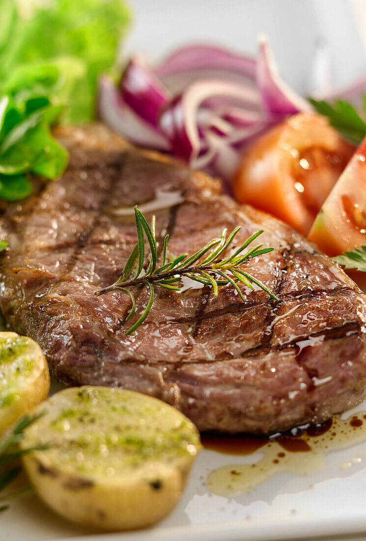 Entrecote with vegetables (close-up)