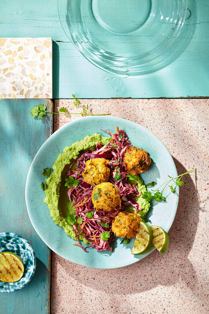 California Coleslaw auf Erbsen-Minz-Hummus mit Süßkartoffelbällchen