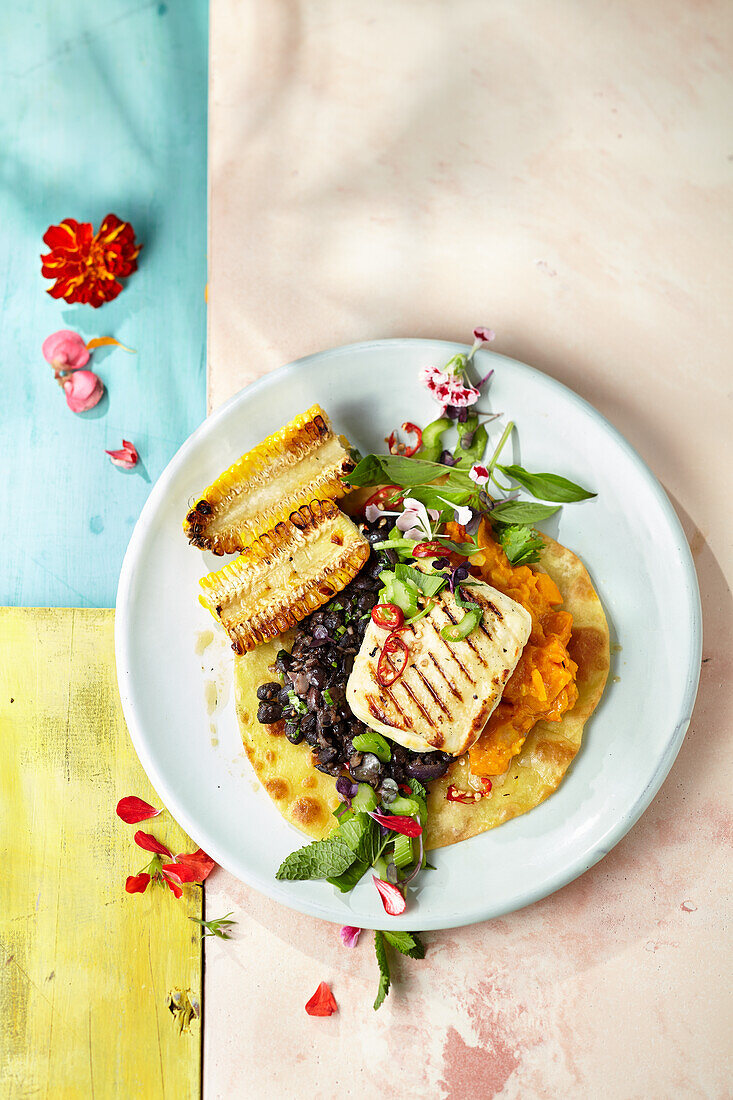 Pumpkin-Tostadas mit Bohnengemüse und gebratenem Halloumi