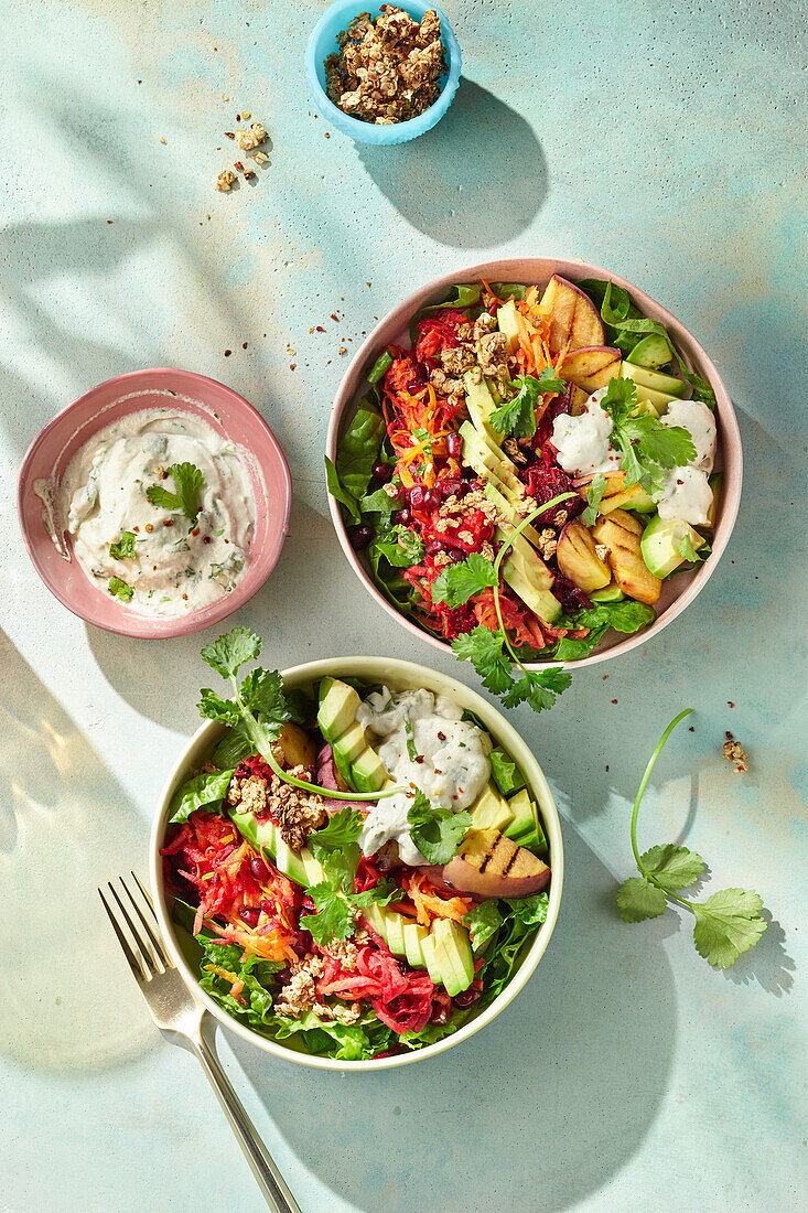 Avocado-Granola-Bowl mit Cashew-Tzatziki