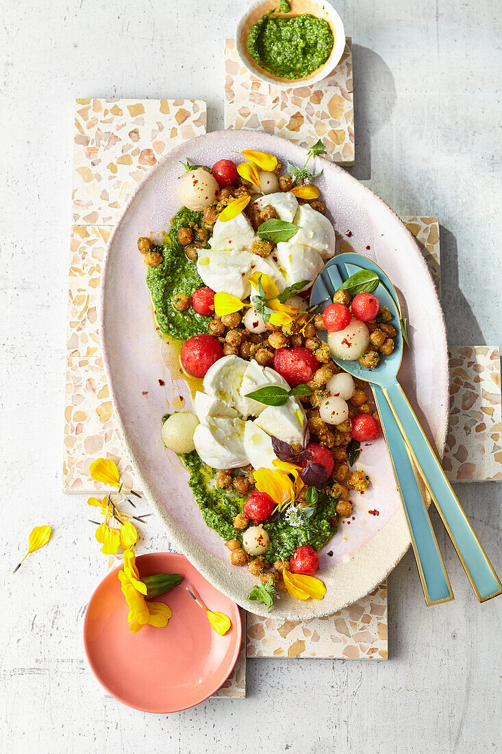 Melone-Mozzarella-Salat mit Chili-Kichererbsen und Liebstöckel-Pesto