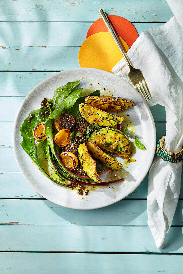 Curry-Zucchini-Wedges mit Linsen-Löwenzahn-Salat