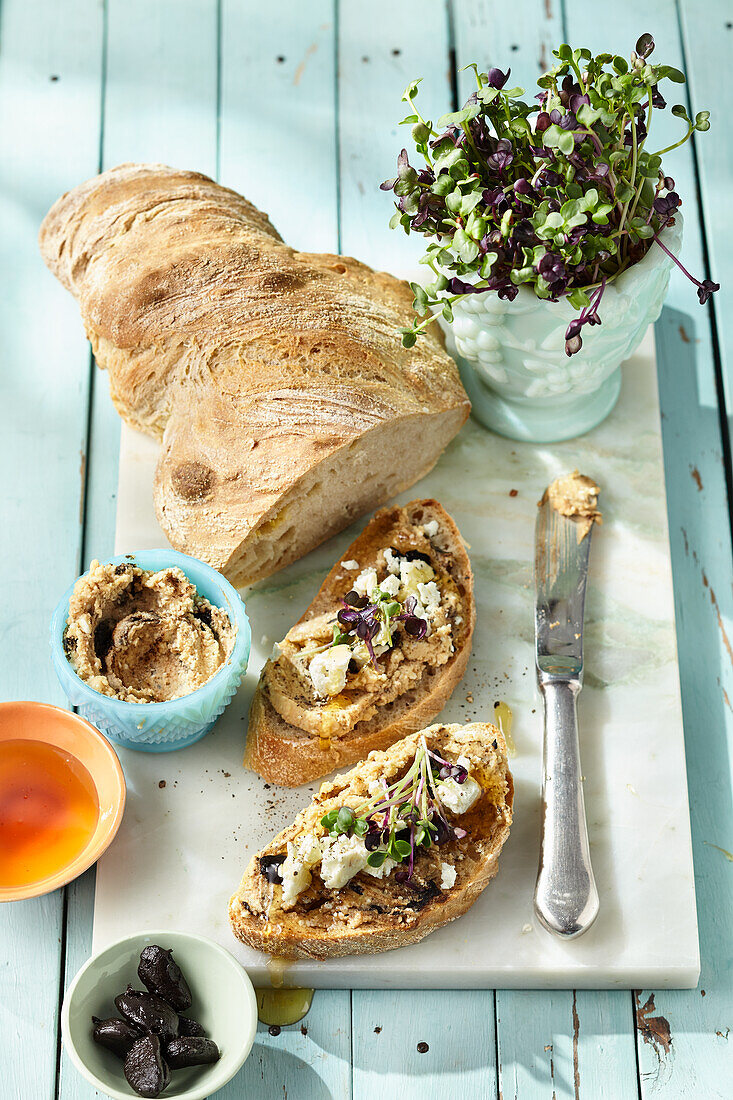 Sauerteigbrot mit Erdnuss-Feta-Crème