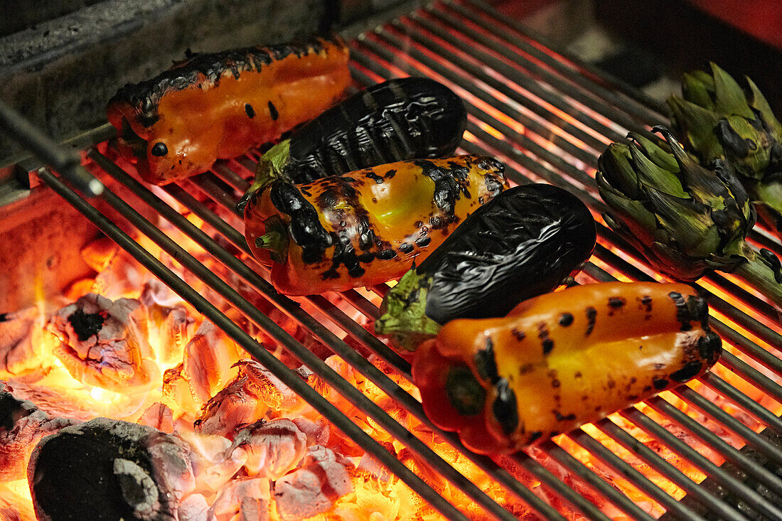 Gemüse auf dem Holzkohlegrill