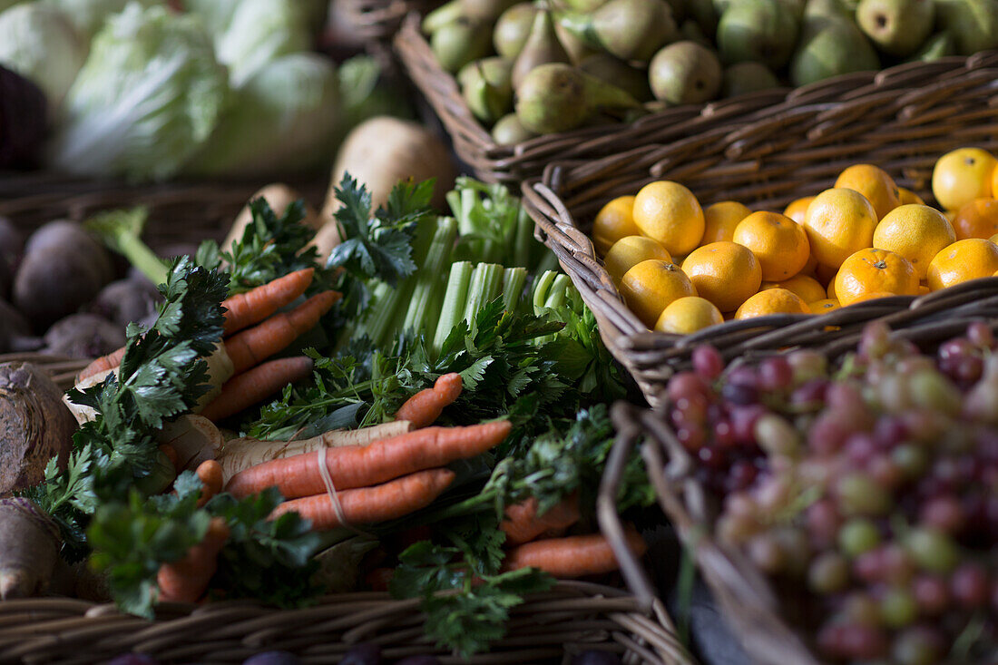 Gemüse und Obst auf einem Marktstand