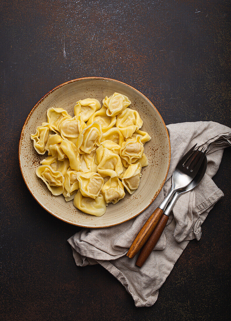 Tortellini auf Keramikteller