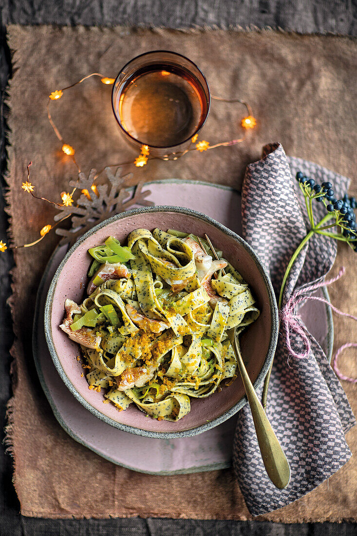 Mohn-Tagliatelle mit Rotbarschragout zu Weihnachten