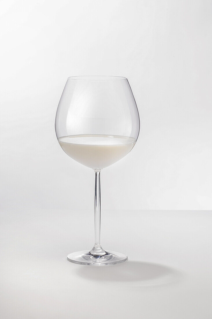 Milch in einem Weinglas