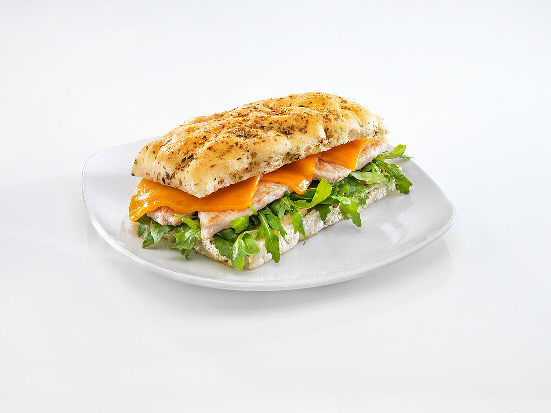 Focaccia-Sandwich mit Schweinefilet, Cheddar und Rucola