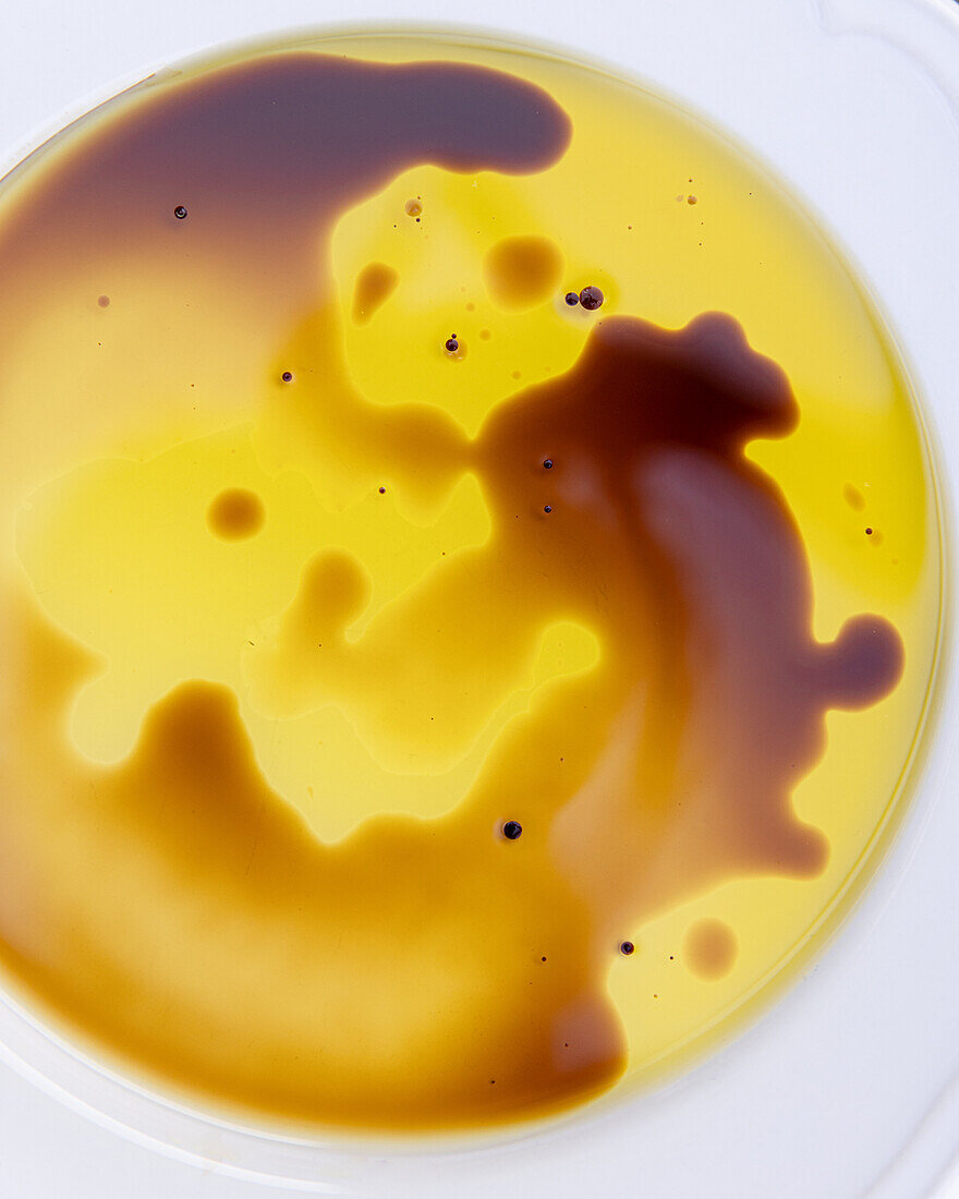 Öl mit Essig (Close up)