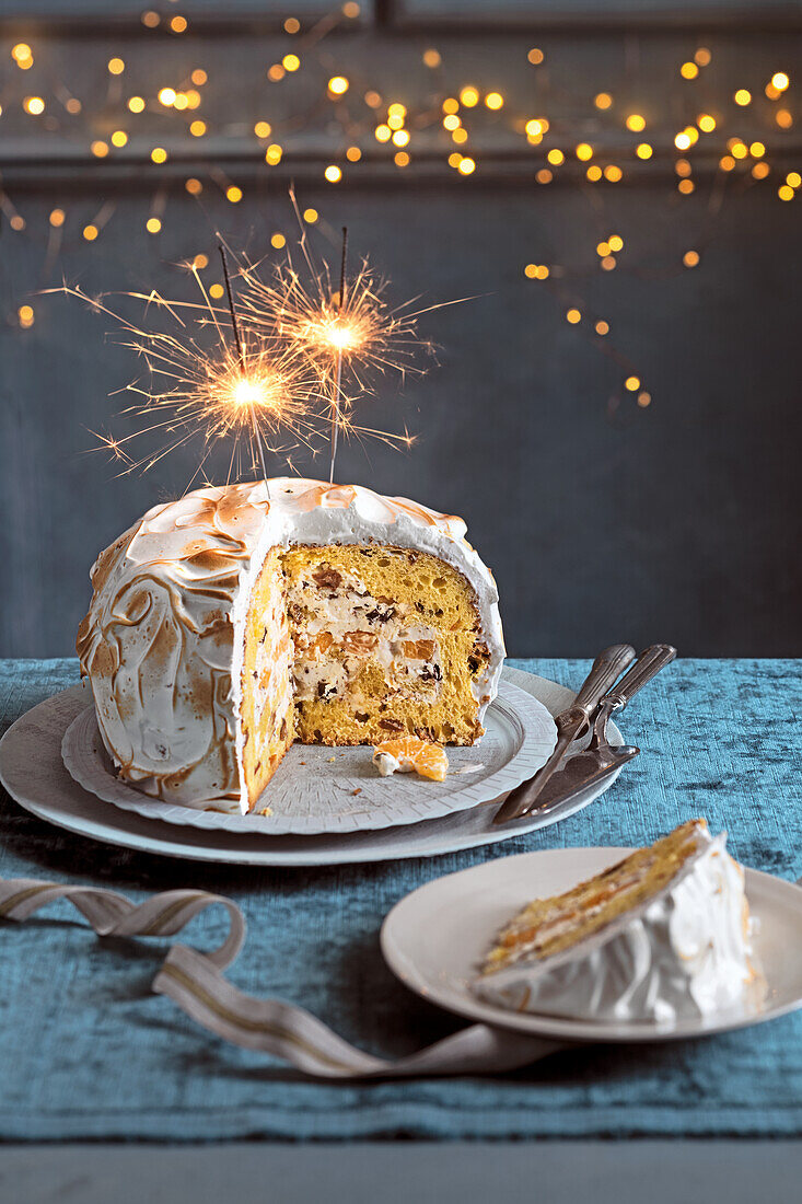 Panettone mit Baiser und Clementinen gefüllt