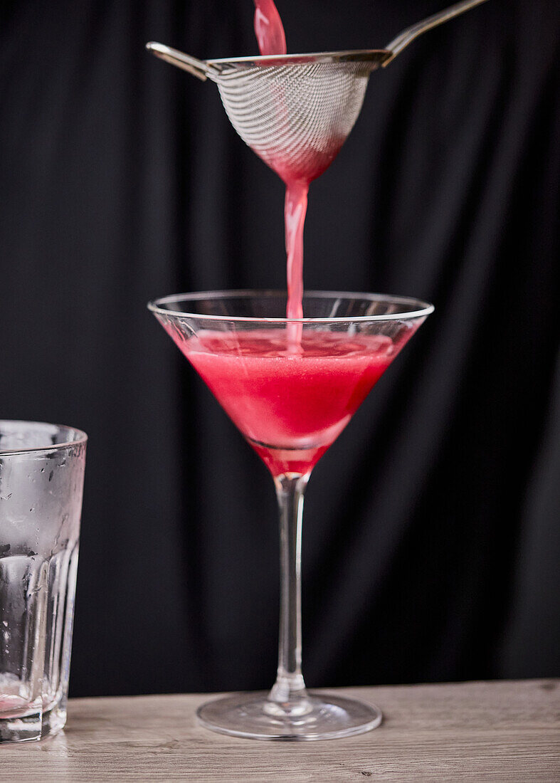 Cosmopolitan-Cocktail zubereiten