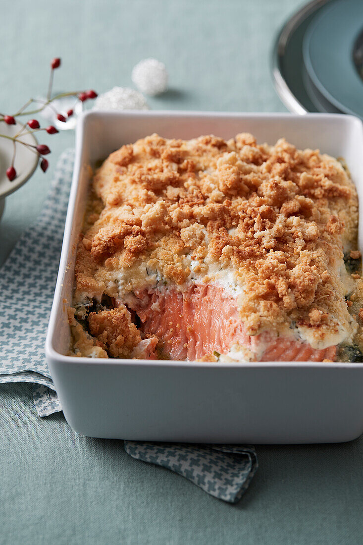 Lachs-Spinat-Crumble mit aromatischen Kräutern