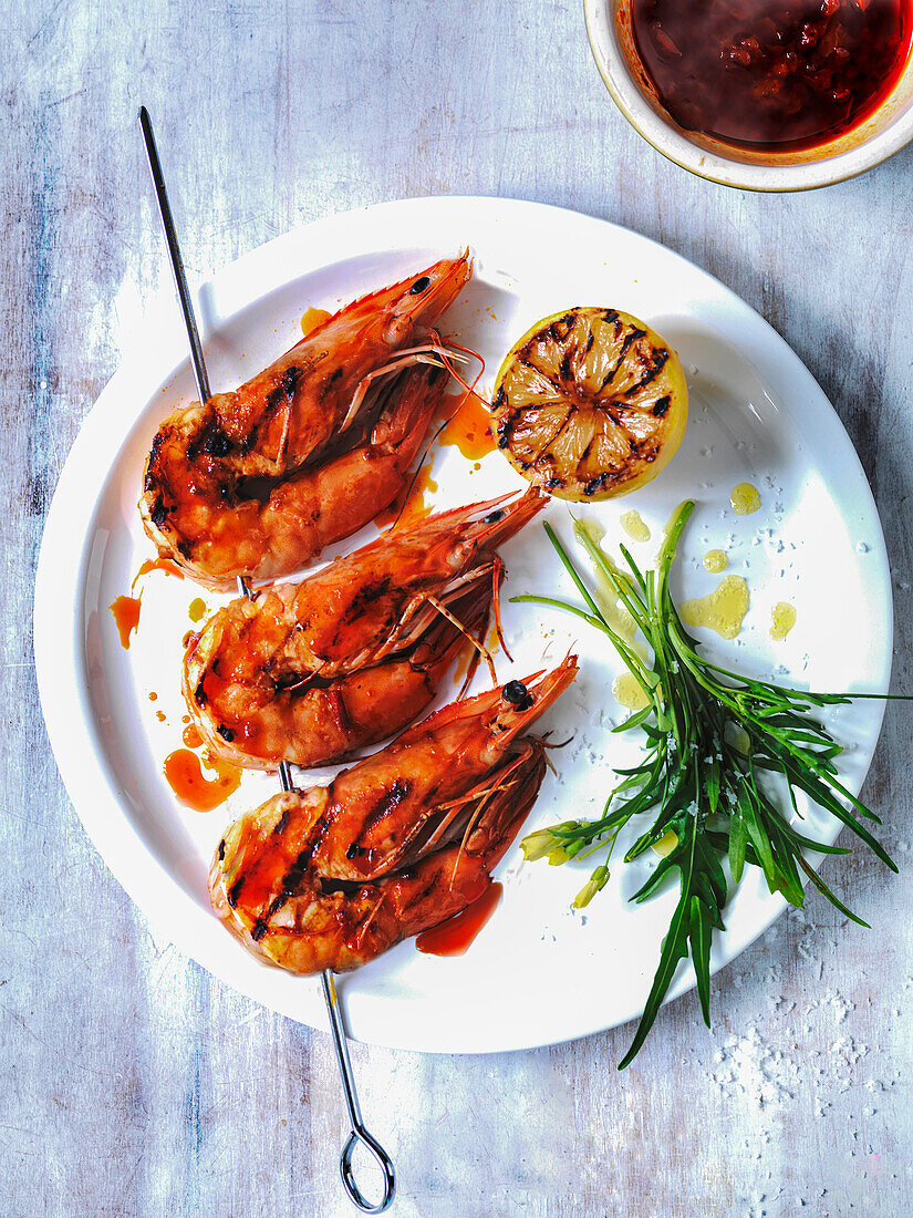 Gegrillte mediterrane Garnelen mit Chilisauce und gerösteter Zitrone