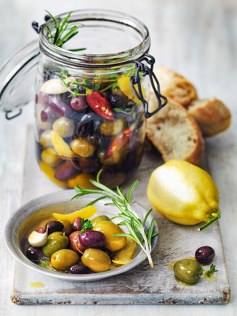 Gemischte Oliven mit Olivenöl, Kräutern, Chili, Knoblauch und Zitronenschale