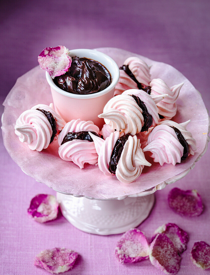Baiser-Küsse mit Schokoladen-Ganache-Füllung und kandierten Rosenblättern