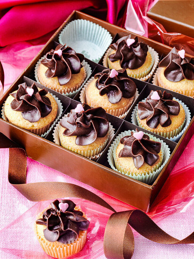 Mini-Schokoladen-Cupcakes in Geschenkbox für den Valentinstag