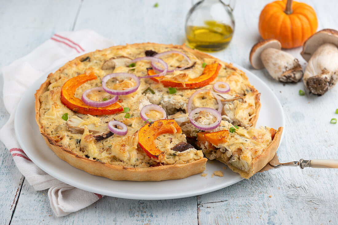 Vegane Dinkel-Quiche mit Tofu-Kürbis-Steinpilz-Füllung