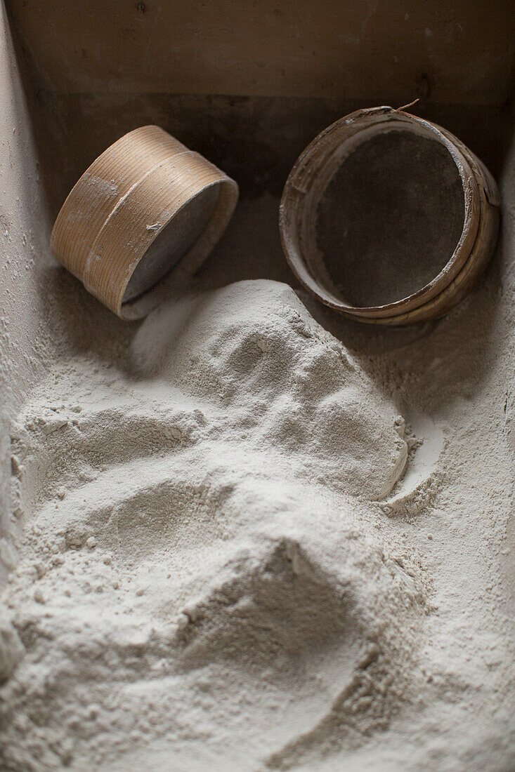 Mehl und Siebe (Brotbacken)