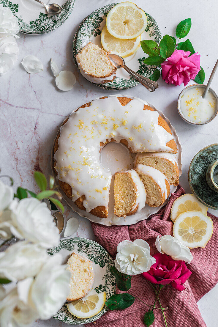 Zitronen-Kranzkuchen aus Biskuitteig mit Zitronenglasur