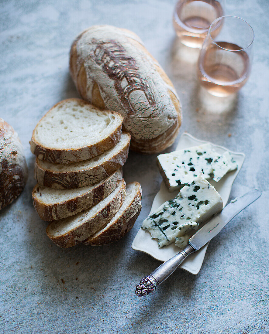 Einkorn bread served with blue cheese
